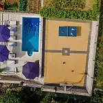 Casa vacanze Vacation With Private Heated Pool