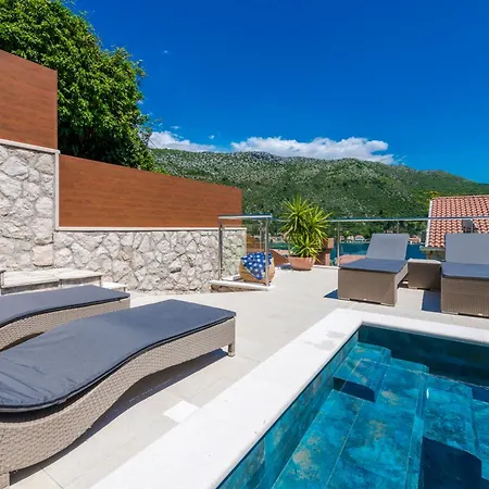 Vacation Home With Private Heated Pool Vikendica